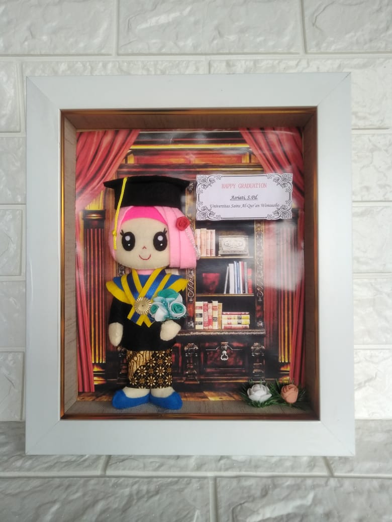 Boneka wisuda in frame